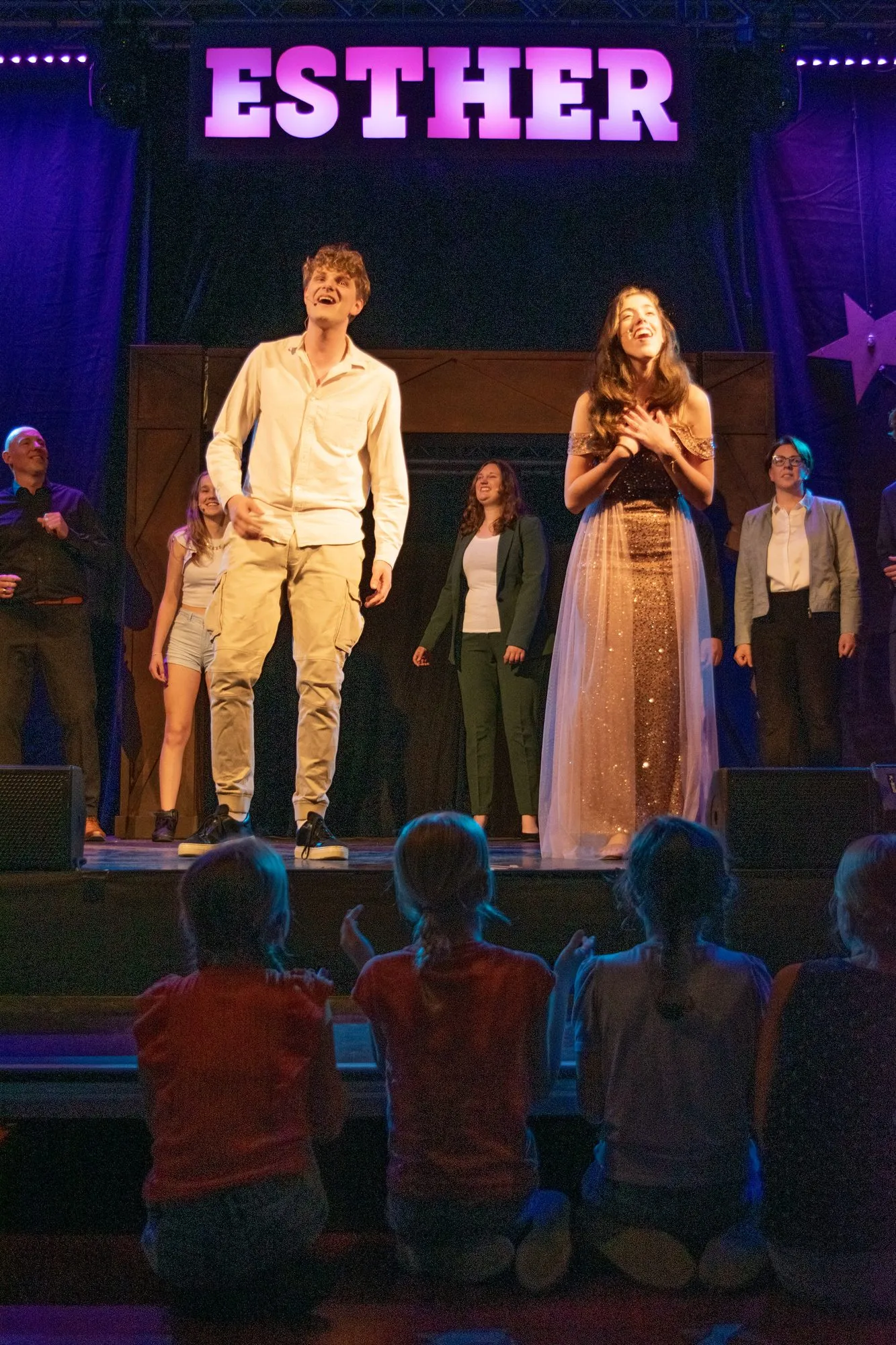 De hoofdrolspelers van Esther op het podium