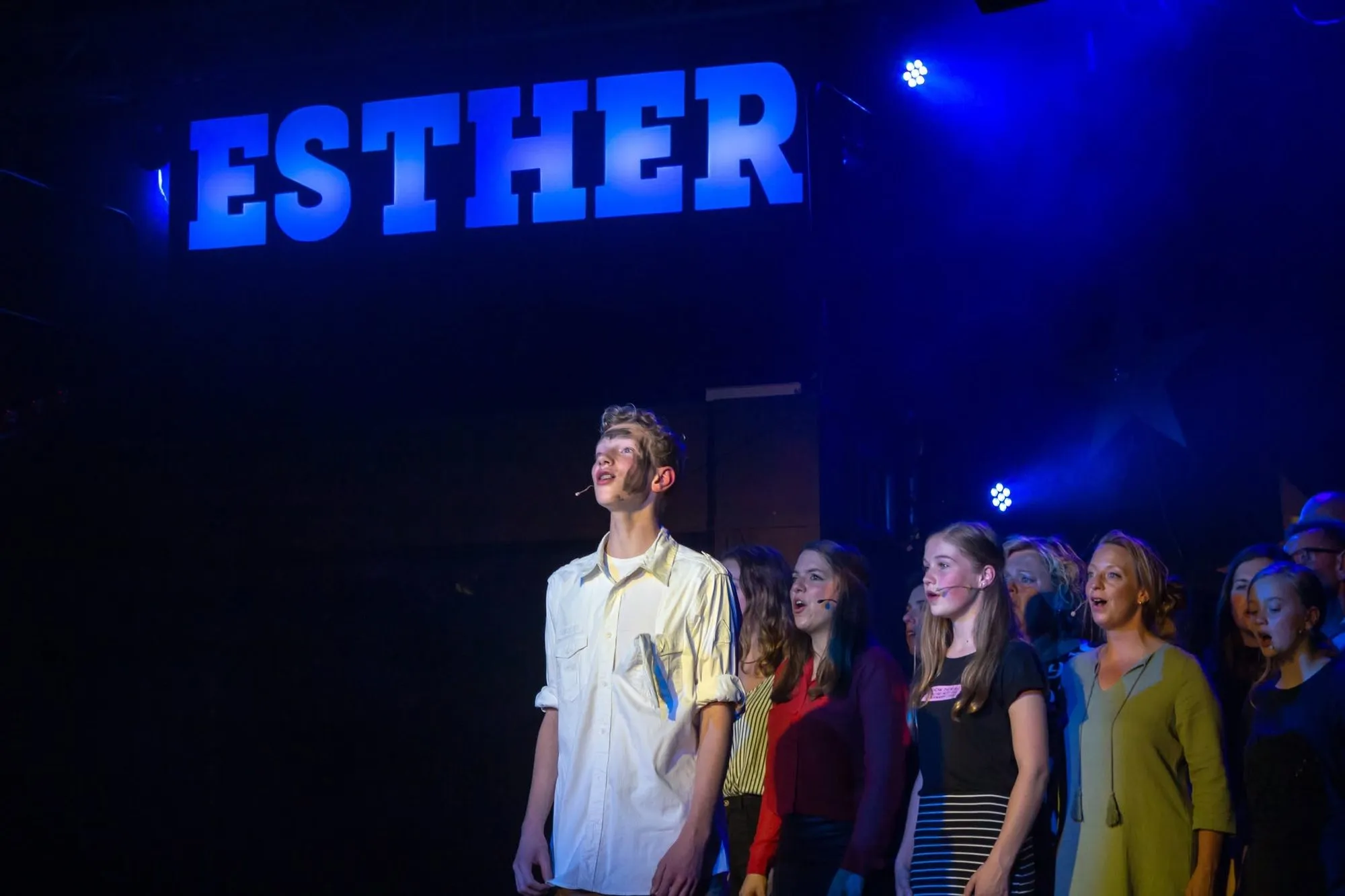 Een solist in blauw licht tijdens Esther