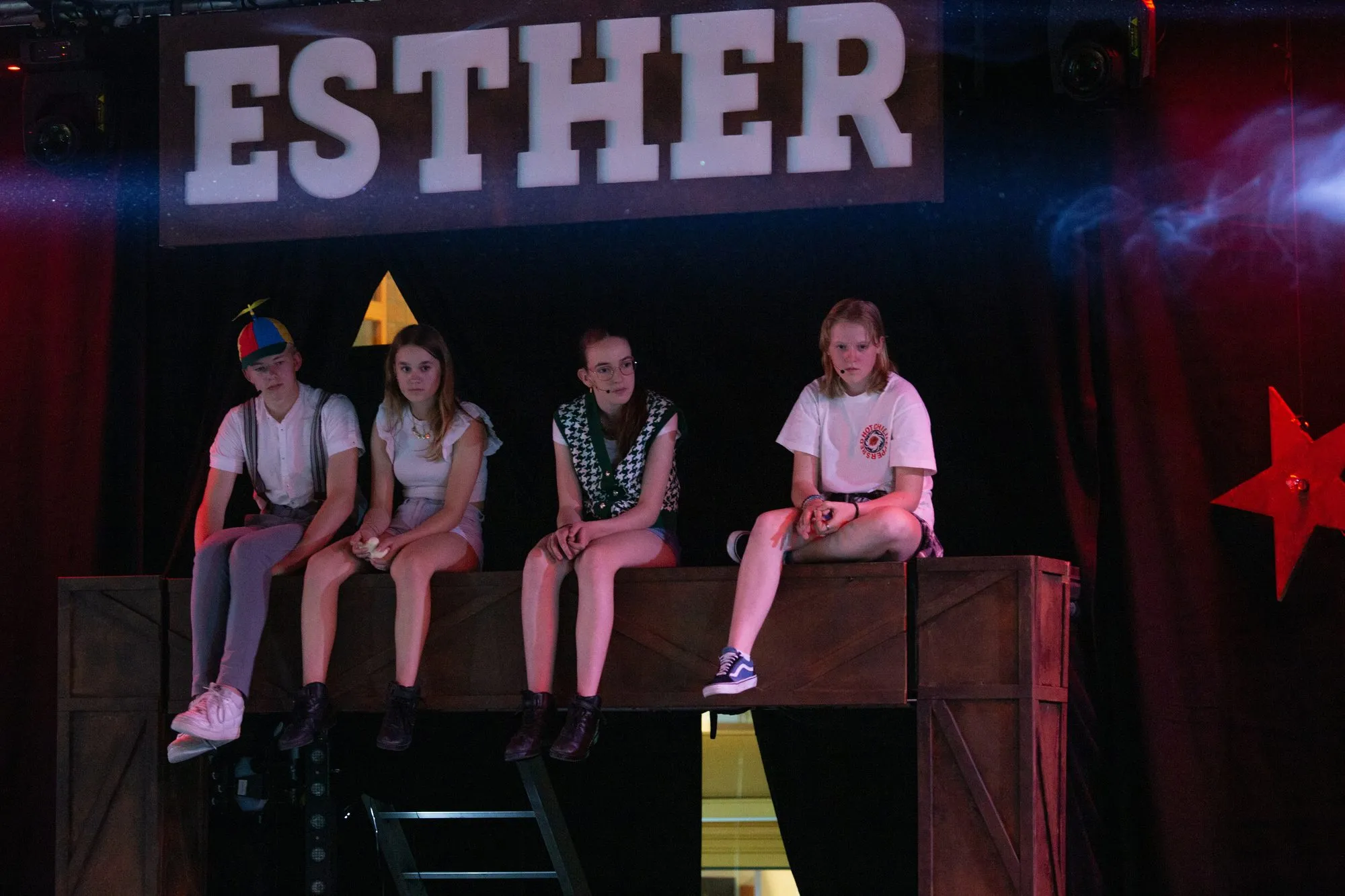 Tieners samen op het podium van Esther