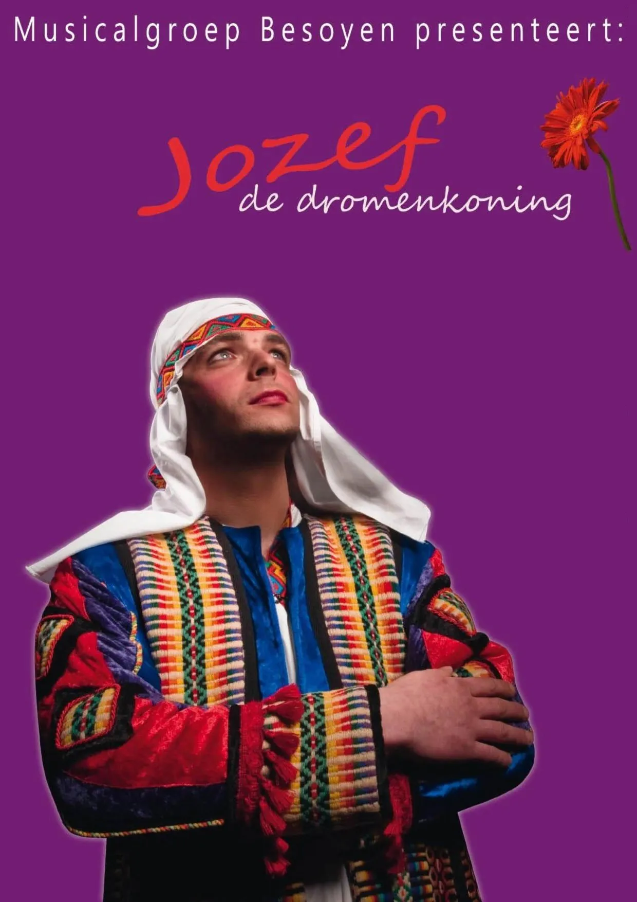 Poster van Jozef de dromenkoning: Jozef in een kleurrijke mantel tegen een paarse achtergrond